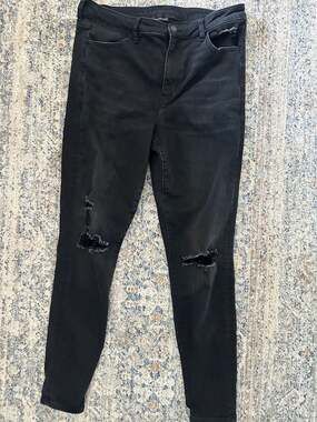American Eagle Super Hi-Rise Jegging Next Level Stretch Black Distressed Jeans S